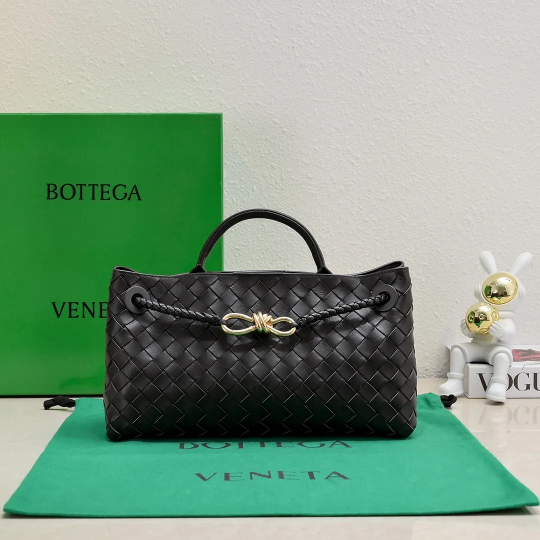 Batch 1960 #Bottega Veneta new horizontal Andiamo handbag, many stars have the same style 🎈 Classic full-body leather weaving with golden rope buckle, stable and chic enough [proud] The whole body is made of Nappa sheep leather, comfortable, soft and dynamic. The sliding metal rope buckle can adjust the shoulder strap, single shoulder / handbag / crossbody, multiple carrying methods, large bag capacity, suitable for commuting / daily / travel This bag is divided into small/medium/large sizes. There is always one that suits you, so take me with you🎀🎀 Size: 29x18x10 Model: 6463#